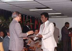 가윰이 1989년 미래 대통령 모하메드 와히드 하산에게 수여하는 모습