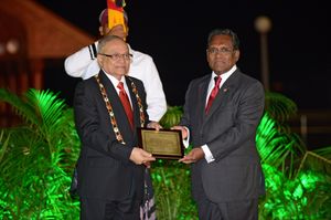 가윰이 모하메드 와히드 하산으로부터 가지 훈장을 수여받는 모습, 2013