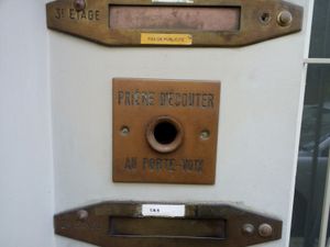 보도 측면에 설치된 가정용 음성관. 브뤼셀, (2014) 캡션은 음성 전달 장치를 들어주세요.