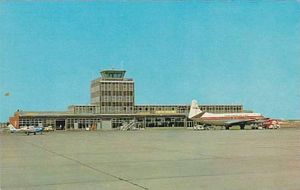 1983년부터 1986년까지 확장 및 개보수 공사를 하기 전의 1960년대 중반 리자이나의 두 번째 공항