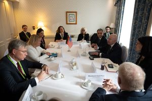 2023년 2월 18일 독일 뮌헨에서 알레한드로 마요르카스 국토안보부 장관과 페저