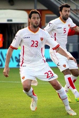 마르코 바샤(5)가 2014년 5월 친선 경기에서 이란을 상대로 몬테네그라를 위해 뛰고 있다.