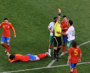 엑토르 발다시는 2010년 FIFA 월드컵 스페인과의 경기에서 코스타에게 레드카드를 보여준다.