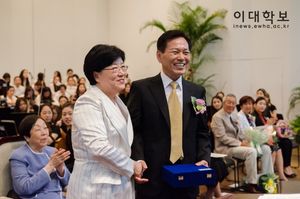 이화여자대학교와 동창회는 2014년 "이화학술상"을 수여하여 그의 업적과 학문적 성과를 인정했으며, 이 상은 2014년에 단 한 명의 교수에게만 수여되었다 (왼쪽, 이화여자대학교 김선욱 총장, 오른쪽, 조용승 교수, 2014/05/30).