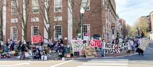 2023년 4월 시위 중인 노동자와 지지자들