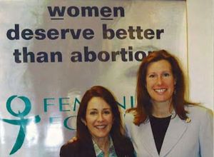 생명 존중 페미니스트(Feminists for Life) 행사에서 히턴(왼쪽)과 멜리사 하트(2005년)