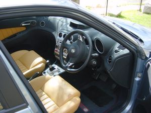 2세대 모델은 스티어링 휠 뒤쪽에 패들을 가지고 있다.