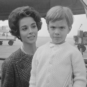 아들 마크와 함께 있는 데이나 윈터(1963)