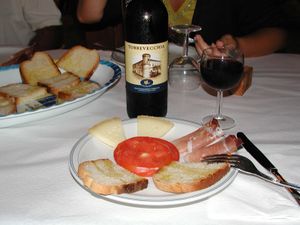 몬테풀치아노 다브루초는 종종 음식과 함께 제공된다.