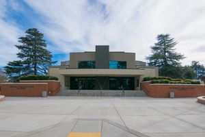 머데스토 주니어 칼리지 공연 예술 센터의 주요 강당 입구