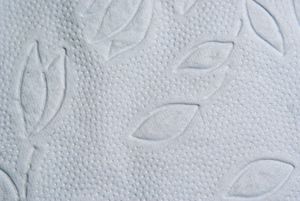 두루마리 휴지에 새겨진 잎 무늬