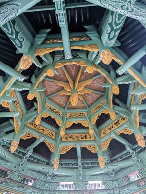 요녕성 자은사 천장의 사진으로 정교한 서까래 시스템을 묘사하고 있다.