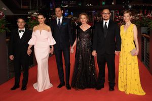 2019년 베를린 영화제 폐막식에서 열린 본선 심사위원 (왼쪽부터): 세바스티안 레리오, 줄리엣 비노쉬, 라젠드라 로이, 트루디 스타일러, 저스틴 창, 산드라 휠러