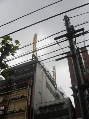 돈키호테 위에 있는 롯폰기 롤러코스터의 거리 모습