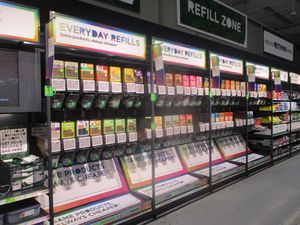 미들턴에 위치한 아스다(Asda) 지점의 리필 가능한 식품 시범 운영.
