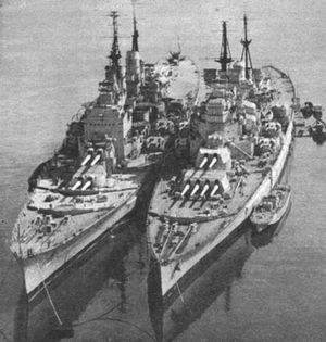영국 전함 뱅가드(HMS Vanguard) (왼쪽)와 하우 (오른쪽)가 나란히 정박해 있는 모습. 이들은 영국 해군이 마지막으로 취역시킨 전함이자, 마지막으로 완성된 전함에 속한다.