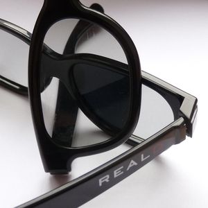 2개의 RealD용 안경을 사용해 편광 효과를 나타낸 사진