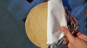 손에 들린 크고 얇은 웨이퍼