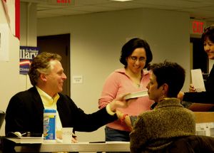 맥컬리프가 2008년 힐러리 클린턴 대통령 캠프 본부에서 직원 및 자원봉사자들과 교류하는 모습