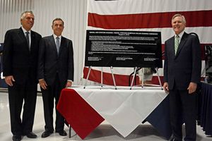 2016년 8월 2일, 도미니언 리소시스(Dominion Resources Inc.)의 CEO인 토머스 F. 패럴 2세와 해군 장관 레이 마버스와 함께 기념 태양광 패널에 서명한 후 사진을 찍은 매콜리프