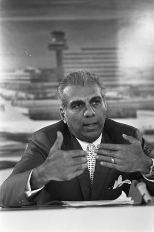 1972년 네덜란드에서 열린 기자 회견에 참석한 자간