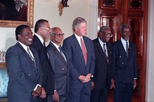 1993년 다른 국가 원수들과 함께 사진을 찍은 체디 자간(왼쪽에서 두 번째)과 미국 대통령 빌 클린턴.