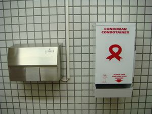 AIDS 예방 - 화장실에 비치된 콘돔 디스펜서
