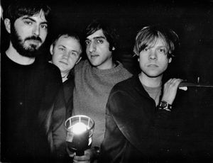 Explosions in the Sky 멤버들의 단체 사진. 왼쪽부터: 마크 스미스, 마이클 제임스, 무나프 라야니, 크리스 흐라스키