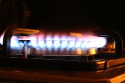 가스레인지 버너 - 전기 불꽃 점화 장치가 왼쪽에 보인다.