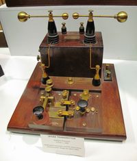 최대 10km까지의 선박 대 해안 통신에 사용된 스파크 송신기.