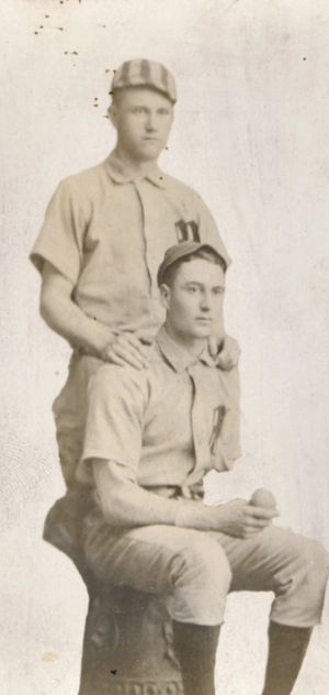 1887년 맨스필드 야구팀에서 델라한티와 팀 동료 조지 잉글랜드