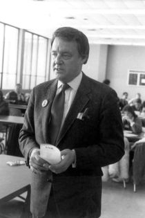 전 액션 뉴스 앵커 빌 본즈가 미시간 주 파밍턴 힐스에 있는 해리슨 고등학교에서 학생들을 인터뷰할 준비를 하고 있다(1985년 사진).