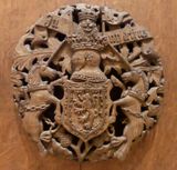 비튼은 스스로를 왕실의 충실한 신하로 여겼다. 이 왕실 문장은 파이프주 세인트앤드루스 성에 있는 그의 거처에서 가져온 것이다.