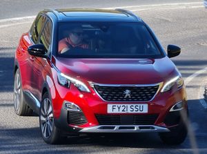 프랑스차는 모국의 환경도 있어서 전통적으로 2륜 구동이 많다. 그룹 PSA의 SUV는 전자 제어를 구사한 '그립 컨트롤'로 2륜 구동으로도 충분한 주파성을 얻을 수 있다고 주장한다.