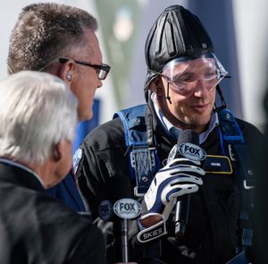 2023년 Fox NFL Sunday 세트장의 그론카우스키(오른쪽)