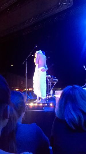 만도 디아오가 "If I don't have you"를 연주하는 모습 - 2014년 Aelita 투어