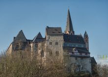 림부르크 성. 뒤쪽 탑은 림부르크 대성당의 탑이다.