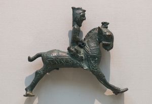 메디아인 복식을 하고 있는 기수를 묘사한, 기원전 6-4세기에 만들어진 아케메네스 왕조 시기의 미술품 (대영박물관 소장)