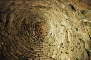 누라게 이스 파라스의 톨로스, 이실리