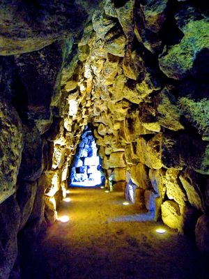 누라게 산투 안티네, 토랄바, 내부 복도