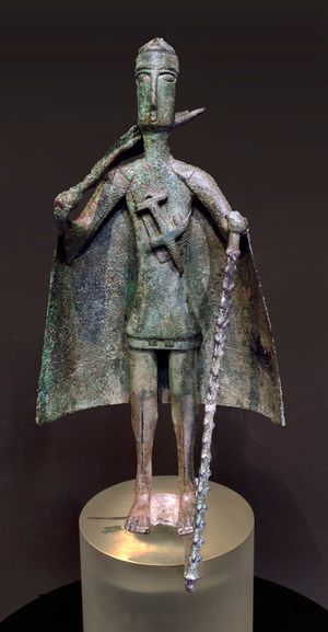 가슴에 감마형 자루 단검을 든 누라게 족장의 청동 조각상, 우타 출토.