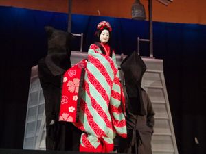 }}에서 야오야 오시치가 탑을 오르는 장면