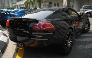 SE 배지를 보여주는 후면