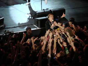 2008년 뉴욕 콘서트에서 팬들과 소통하는 알름크비스트