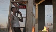 뮤직 비디오의 스틸 컷. 애덤 리바인은 공중전화 부스에서 집에 전화하려 한다.