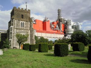 템스 강둑에 있는 세인트 클레멘트 교회(웨스트 서럭)와 그 뒤에 있는 프록터 앤드 갬블 화학 공장.