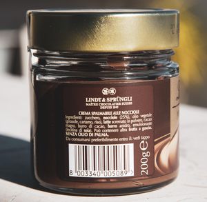 초콜릿 맛 헤이즐넛 스프레드에 사용되는 재료. 다양한 오일과 지방이 사용되었으며, "팜 오일 프리"라는 언급이 있다.