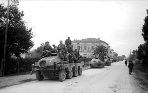 제15기갑척탄병사단 정찰대가 이탈리아 마을을 통과하고 있다.