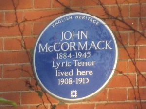 런던의 존 매코맥 명판