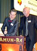 라이너 크니치아와 베른트 브룬호퍼가 에센 슈필 2003년 독일 게임상 시상식에 참석한 모습.